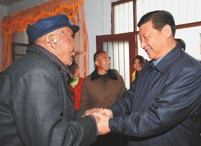2009年4月1日，习近平视察兰考时亲切看望当地群众。