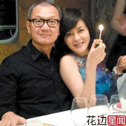 关之琳微博晒与陈泰铭甜蜜照