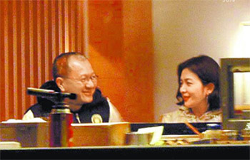 2009年圣诞节电子业界更传出两人将订婚,陈泰铭严正否认。