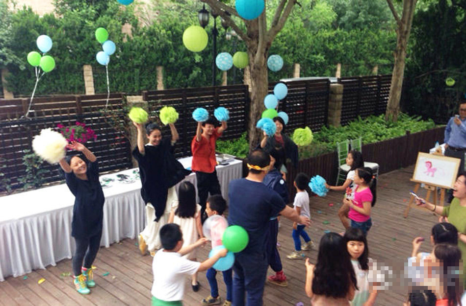 王菲李亚鹏为爱女李嫣庆生 亲密仍似一家人[高