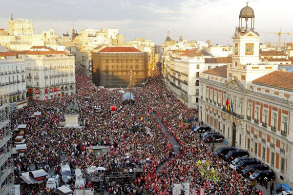 西班牙多地民众呼吁就君主立宪制存废举行公投