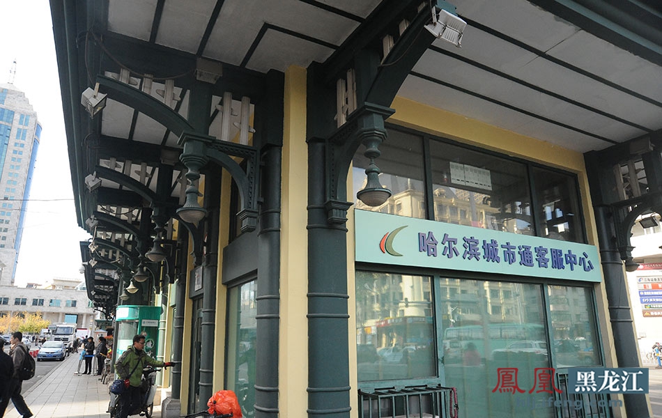造型优美的欧式建筑展现着哈尔滨文化的特色,事实上,精致的公交站台