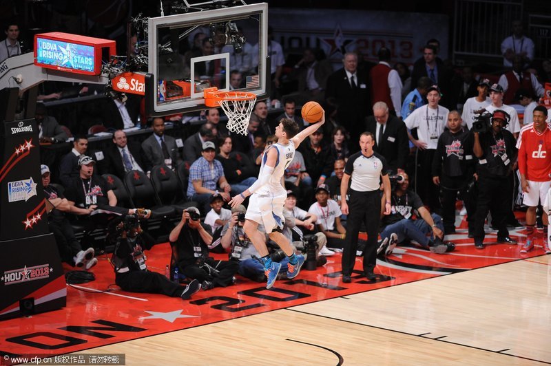 高清:法里埃德40分 新秀赛巴克利队大胜奥尼尔