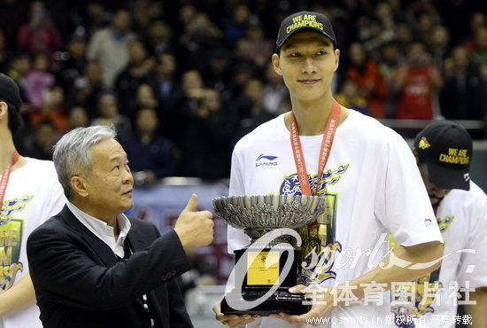 组图:CBA总决赛广东4 0横扫山东夺冠 易建联荣