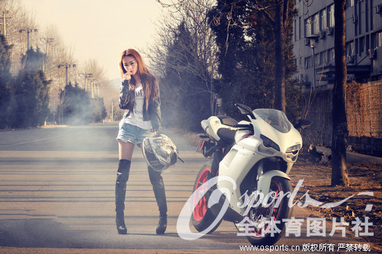 组图:MotoGP开赛在即 摩托女郎演绎冷酷性感