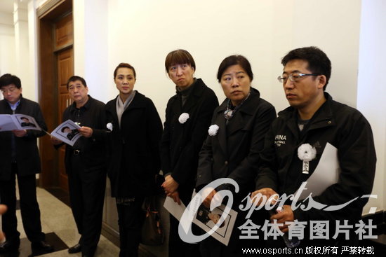 组图:陈招娣追悼会今日举行 陈忠和等等候仪式开始_体育频道_凤凰网