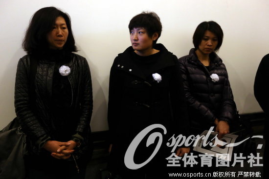 组图:陈招娣追悼会今日举行 陈忠和等等候仪式