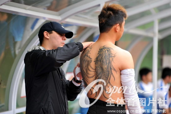高清:广州富力进行踩场训练 石笑天纹身抢镜