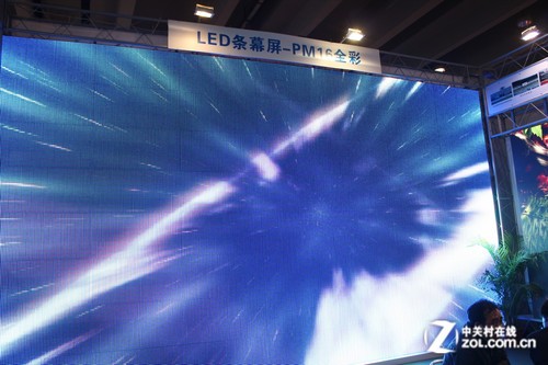 2012广州LED展:创维展示全彩柔性屏