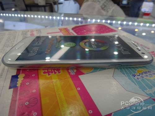 4.8寸大屏幕 三星i9300白色报价3680元