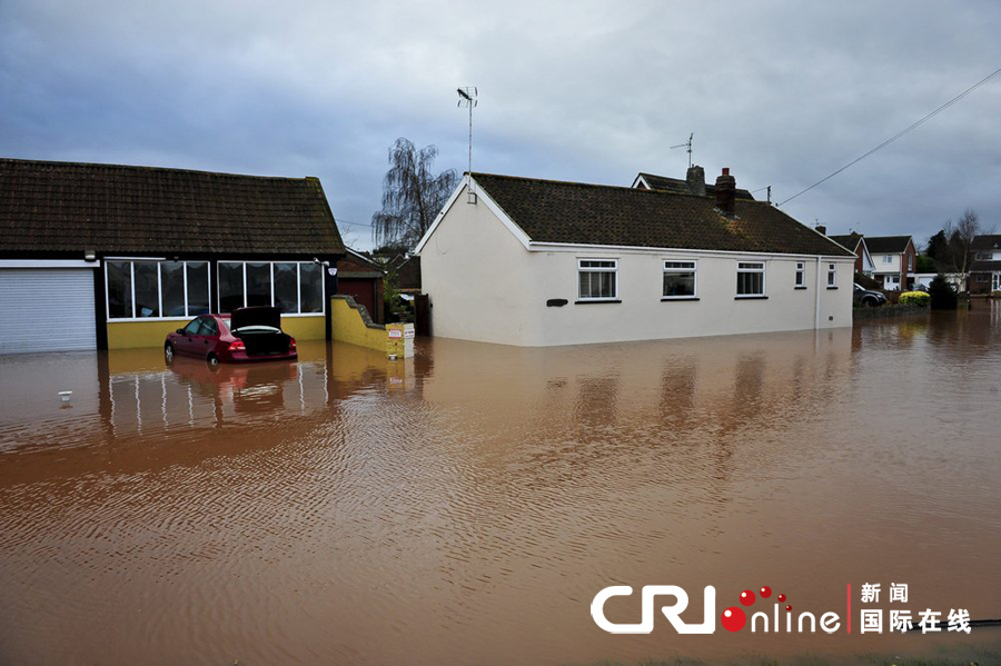 英国暴雨引发洪水 致2人死亡800栋住宅被淹(组