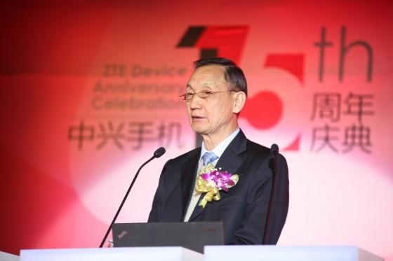 "在"中兴手机15周年"庆典上,中兴通讯董事长侯为贵为中心通讯定下了