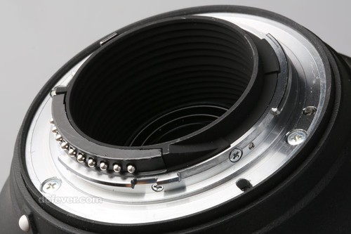 镜尾接环设有橡胶边，为镜头提供一定的防尘能力
