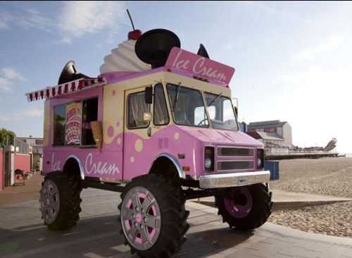 英国巨型冰淇淋车游走景点 儿童需爬梯取食(图)
