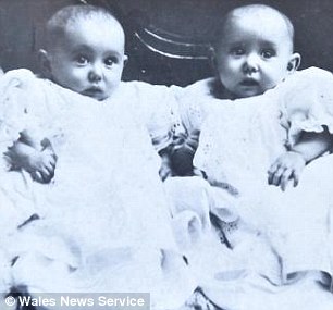 双胞胎姐妹马乔里和威妮弗蕾德六个月时的照片。