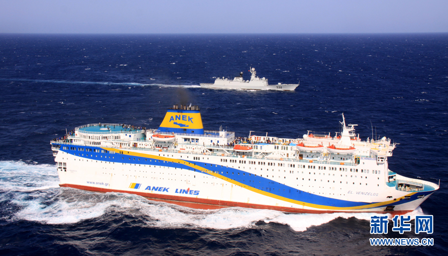 资料图片:“徐州”舰(上)为船舶护航。李高健 摄(图片由海军政治工作部宣传局提供)