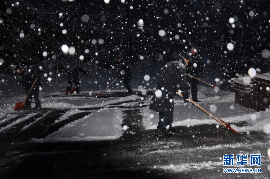 资料图片:为了不影响试验任务,官兵在严寒中扫雪。(图片由海军政治工作部宣传局提供)