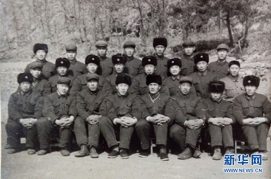 资料图片：试验营第一批退伍战士合影留念。（图片由海军政治工作部宣传局提供）