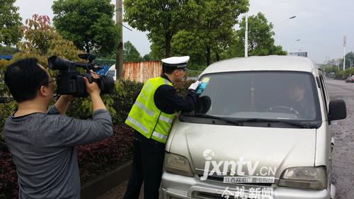 萍乡一司机私自在行驶证的检验有效期做了修改