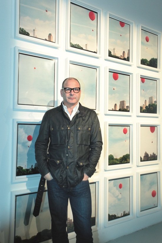 他会独出心裁把棒球服运动衫晚礼服