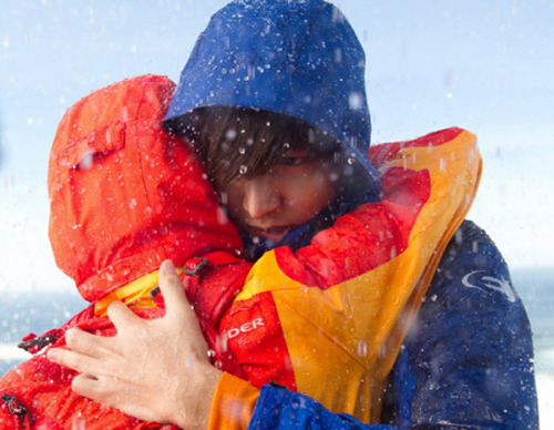 李敏镐允儿冒雨海边深情相拥 眼带哀切沉痛