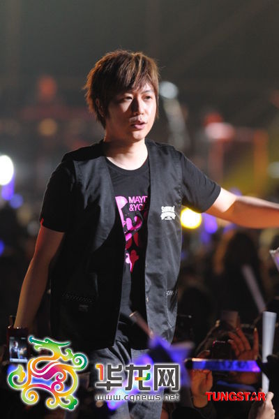 五月天零唱酬开唱 蔡依林性感现身令阿信紧张