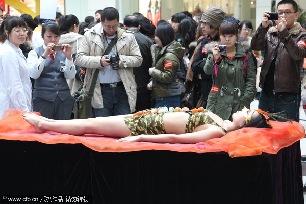 大连美食节现日本传统“人体宴”女体盛宴引争议(图)_音乐频道_凤凰网