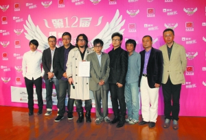 宋柯、高晓松、林夕、汪峰等展示众星签名的发起书