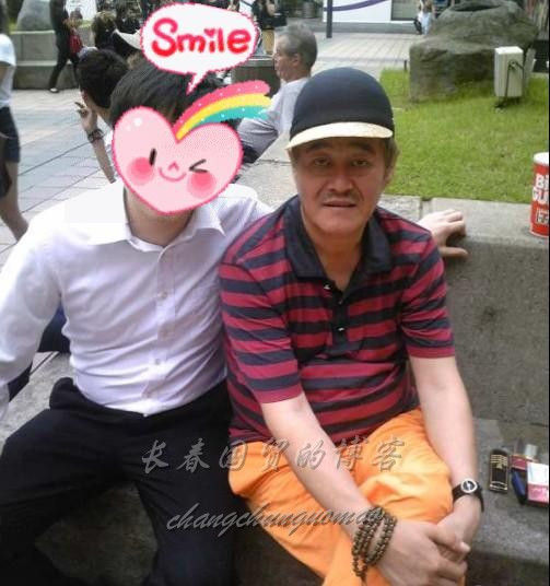 网友在赴新加坡旅游时与赵本山合影。