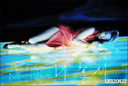 SISTAR宝拉<em>玉体横陈</em>眼神蛊惑 绚烂纹身展致命
