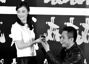 电影《杀戒》倪妮（左）、刘烨现场演绎求婚片段。