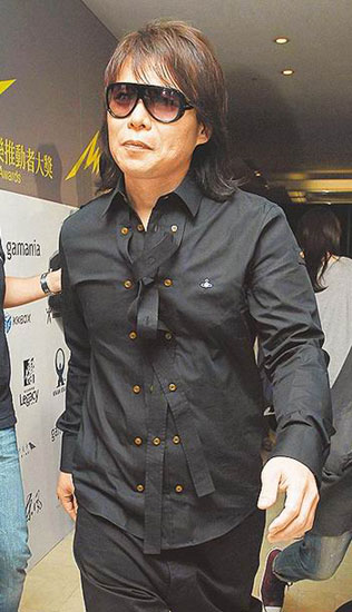 伍佰出席颁奖典礼不改酷样
