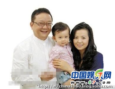 王刚与三任妻子合照曝光 混血外孙与儿子年龄