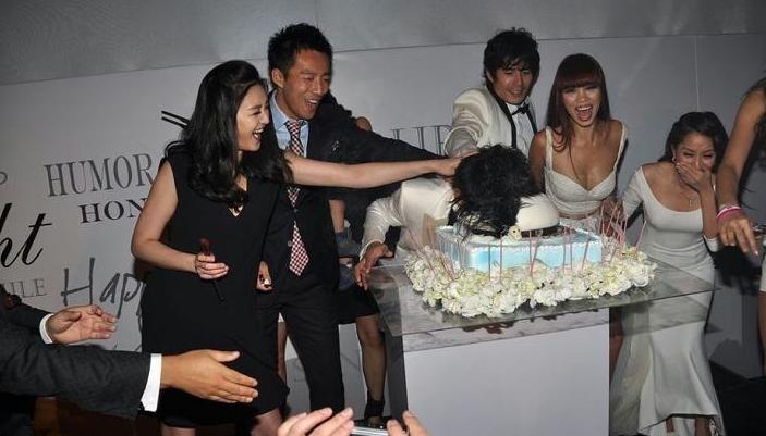 大s身形发福摸凸肚疑似有孕 母性大发拥吻许老