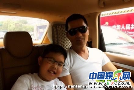 56岁吕良伟娇妻爱子私照 三婚妻子杨小娟背景惊人