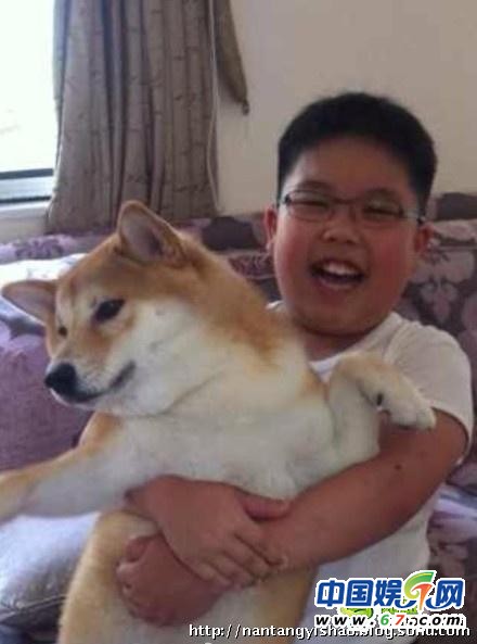 56岁吕良伟娇妻爱子私照 三婚妻子杨小娟背景惊人