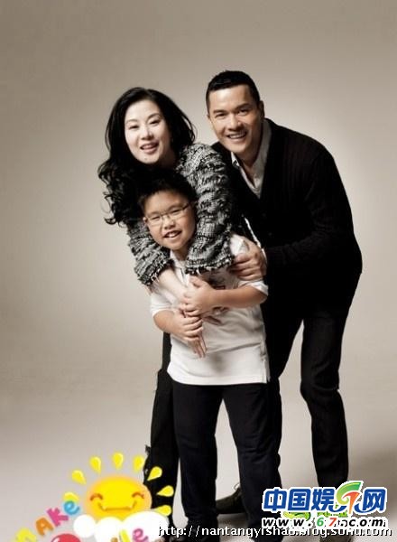 56岁吕良伟娇妻爱子私照 三婚妻子杨小娟背景惊人