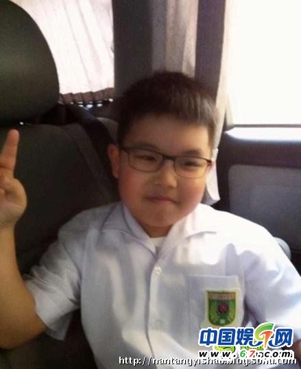 56岁吕良伟娇妻爱子私照 三婚妻子杨小娟背景惊人