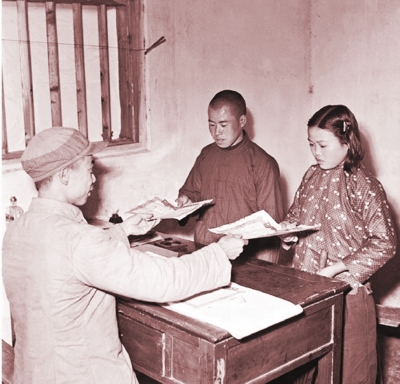 　　1950年，新中国第一部法律《中华人民共和国婚姻法》实施后，当时的青年男女领取结婚证的情形。 (资料图片)