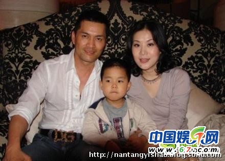 56岁吕良伟娇妻爱子私照 三婚妻子杨小娟背景惊人
