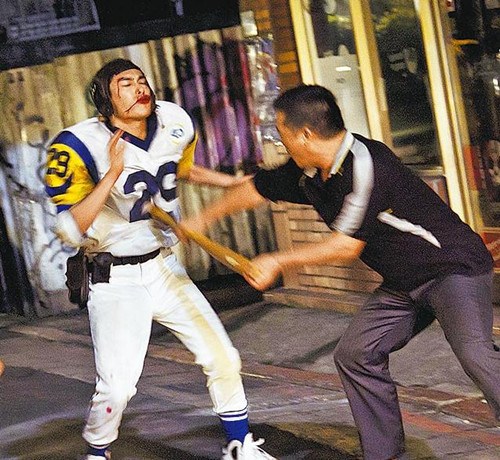 杨佑宁（左）前天拍片被武行用球棍狠打腹部。图片来源：台湾《苹果日报》