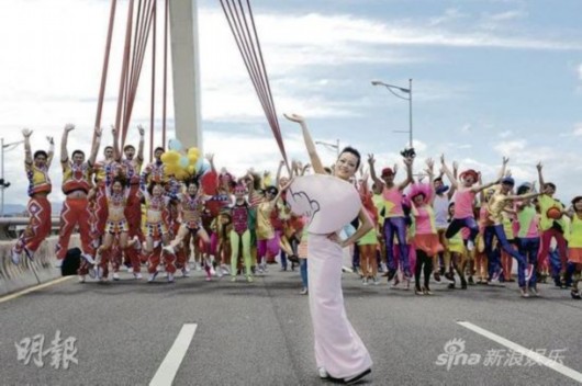 容祖儿新歌《加大力度》MV，动用100名临时演员参与拍摄。