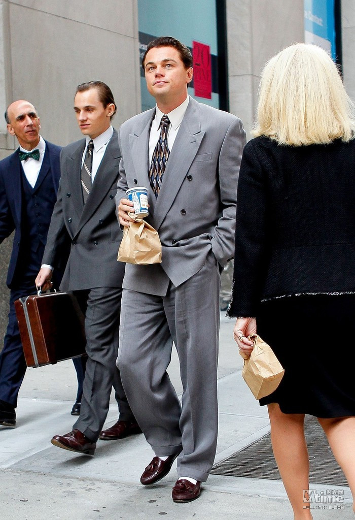 《华尔街之狼》首曝片场照 小李精英范儿十足