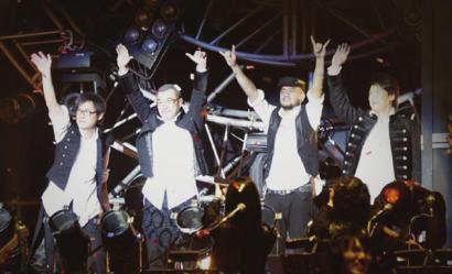 滚滚红尘三十年 石烂海枯唱不完