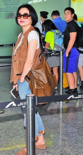 林青霞本周一（8月6日）现身香港机场，准备前往韩国度假。