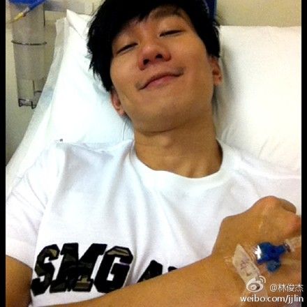 微博秀:林俊杰感冒打点滴苦中作乐