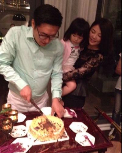 　　李湘王岳伦秀恩爱