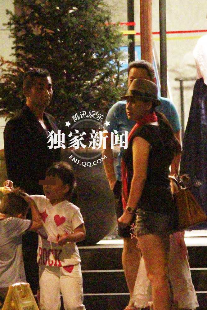 赵文卓携妻儿全家宴客 张丹露身材火辣热裤秀美腿