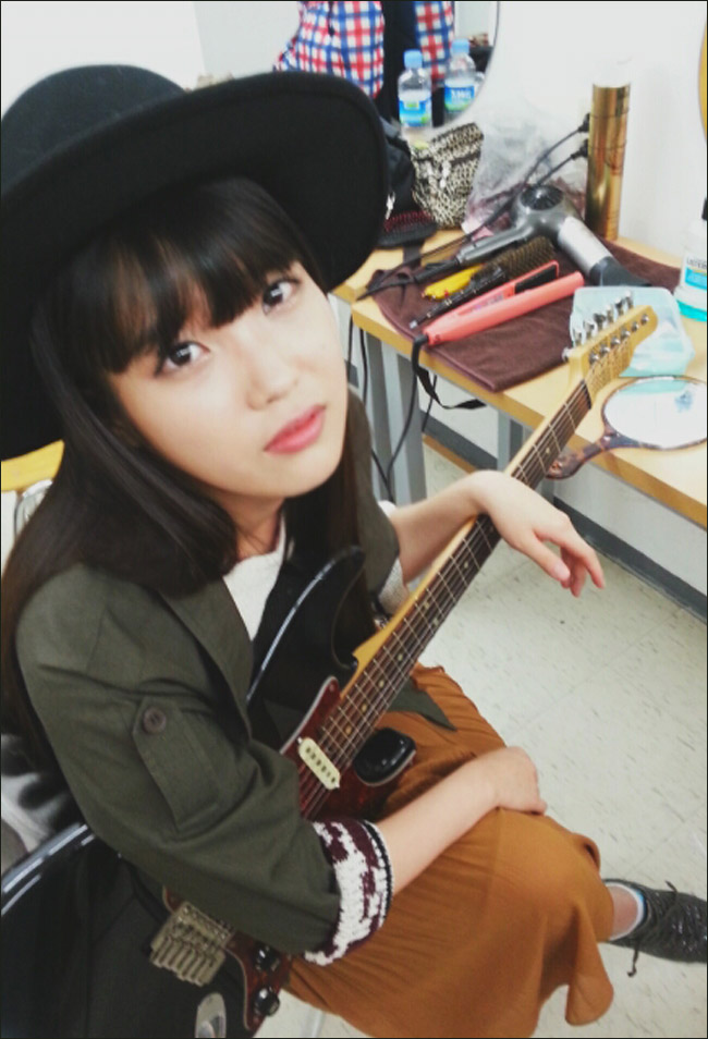 韩国国民妹妹IU抱吉他卖萌 哀怨眼神惹人怜(图