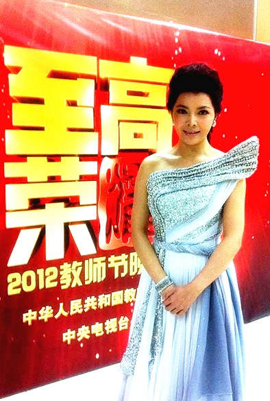严当当献歌教师节 致敬人类灵魂工程师